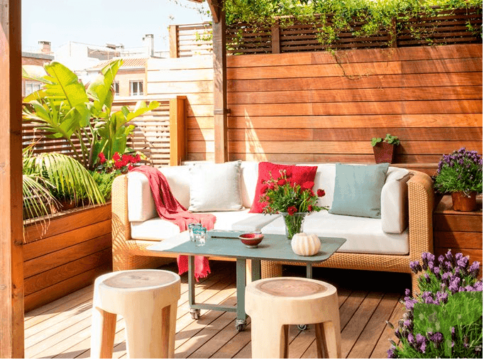 Terraza con fondo de madera