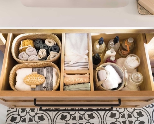 Organiza tu hogar con estilo: Estanterías con cestas para almacenamiento práctico y decorativo