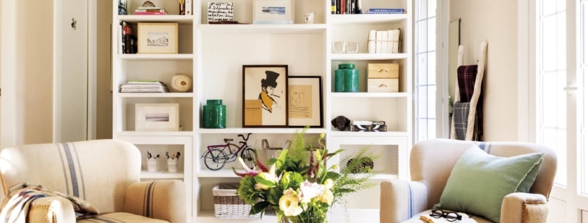 Optimiza tu espacio con una estantería rinconera de madera: ¡la solución perfecta para organizar tus objetos!