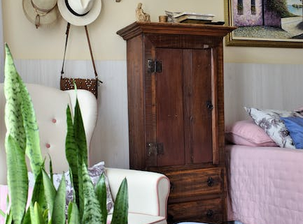 Organiza tu habitación con estilo: Descubre los mejores percheros galán de noche y accesorios para el hogar